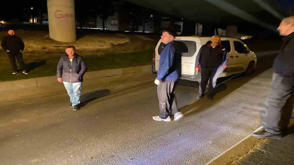 Bakırk&ouml;y&rsquo;de yolda kalan ara&ccedil; trafiği kilitledi: Yolcularla s&uuml;r&uuml;c&uuml; arasında tartışma kamerada
