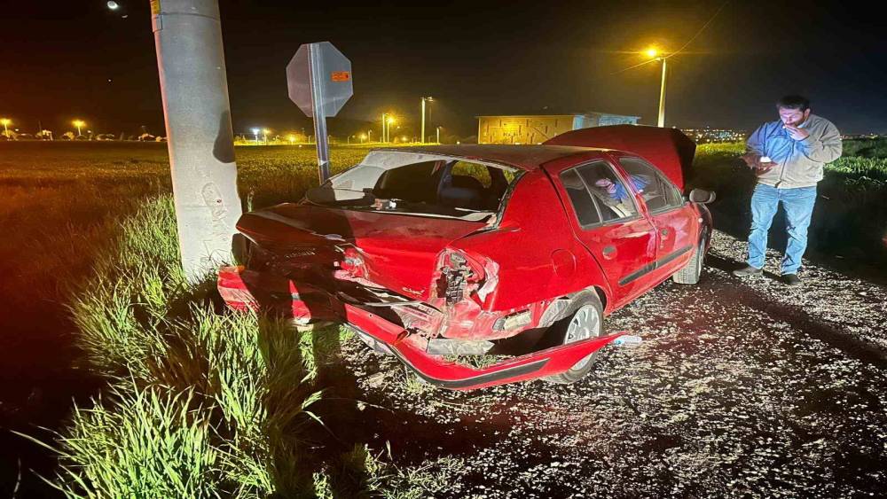 İki otomobil &ccedil;arpıştı, iki kişi hastanelik oldu
