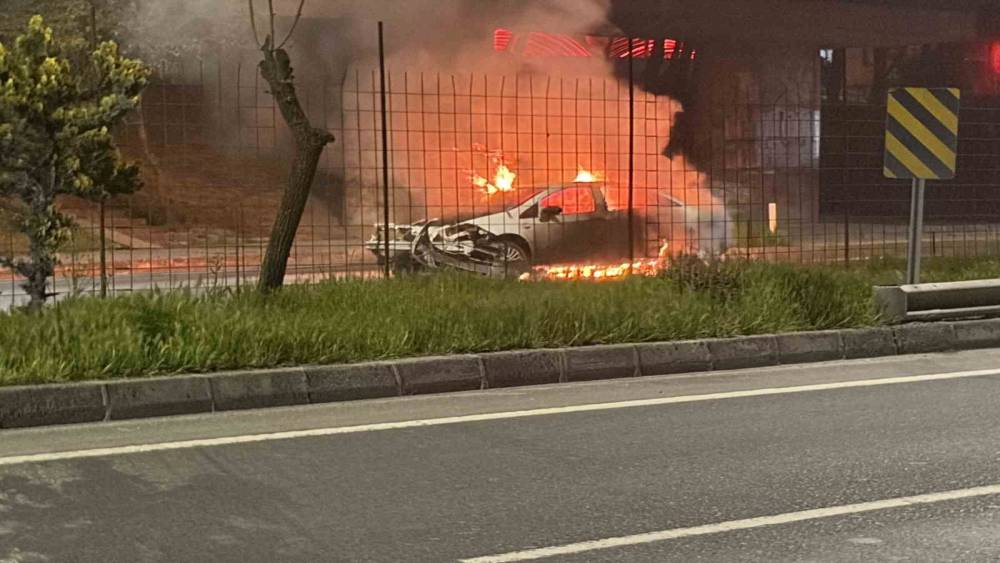 Kaza yapan otomobil alev topuna d&ouml;nd&uuml;: Yol trafiğe kapandı
