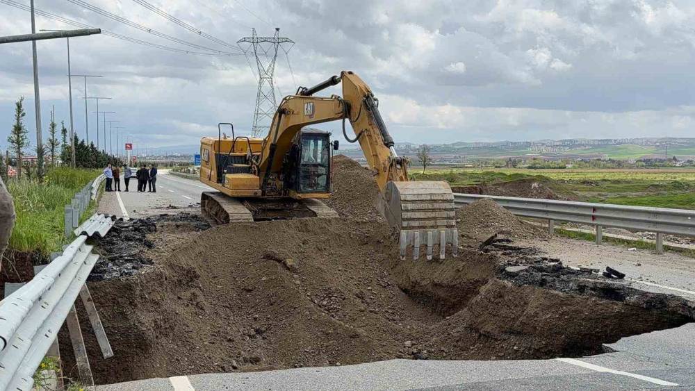 Batman&rsquo;da sağanak yağış nedeniyle yol &ccedil;&ouml;kt&uuml;, G&uuml;ney &Ccedil;evre Yolu ulaşıma kapatıldı
