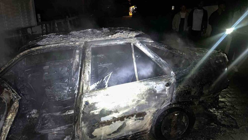 Keşan&rsquo;da park halindeki otomobilde &ccedil;ıkan yangın s&ouml;nd&uuml;r&uuml;ld&uuml;

