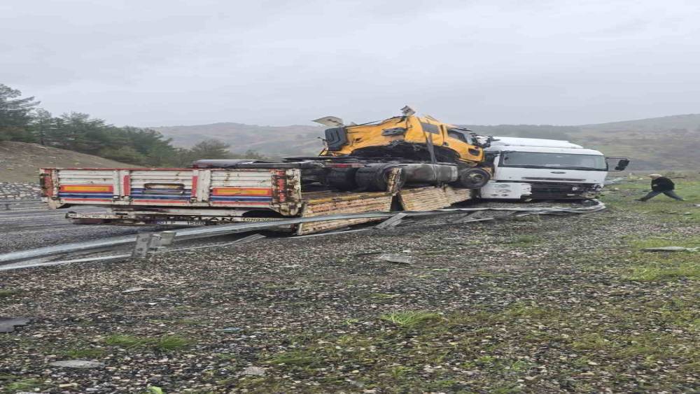 Kaza yapan tırı taşıyordu: O tır da kaza yaptı
