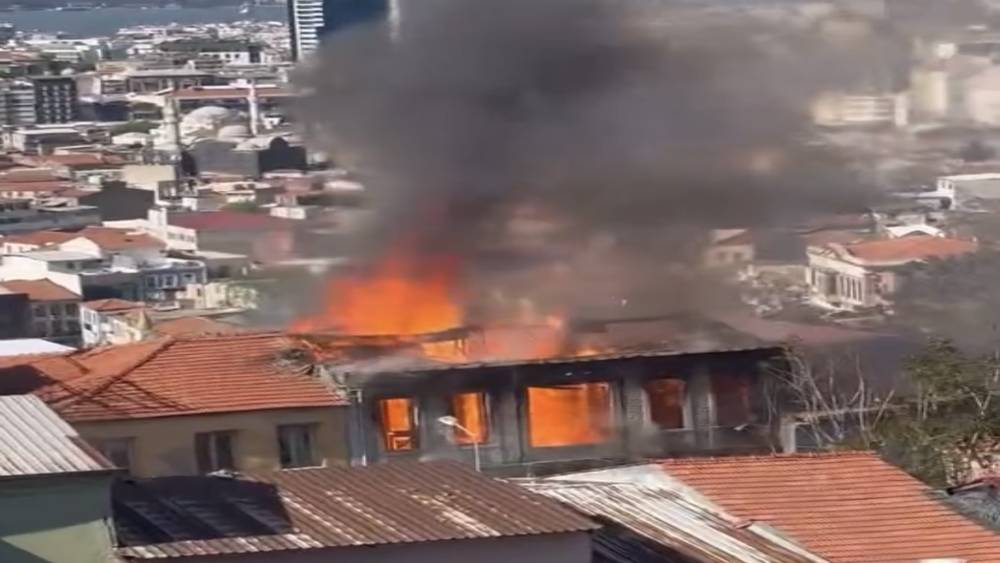 İzmir&rsquo;de metruk binada yangın
