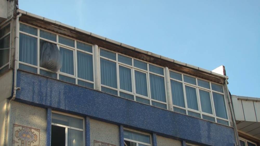 Esenyurt&rsquo;ta &ccedil;atıda &ccedil;ıkan yangın 3 binaya sı&ccedil;radı
