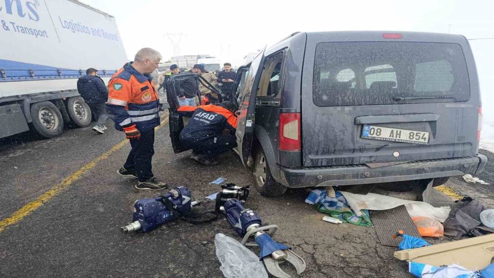 Artvin&rsquo;de sis ve hatalı sollama kazaya neden oldu: 2 yaralı
