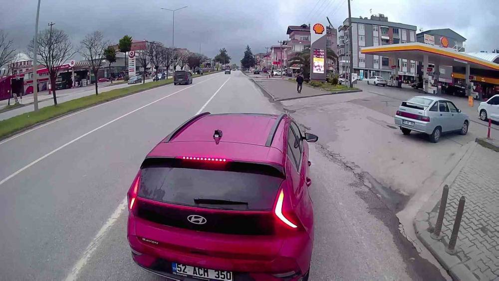 Samsun&rsquo;da aniden &ccedil;imento y&uuml;kl&uuml; tırın &ouml;n&uuml;ne &ccedil;ıkan otomobil y&uuml;rekleri ağza getirdi
