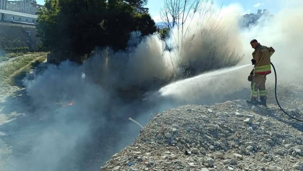 Antakya&rsquo;da  hurdalık ve &ccedil;&ouml;pl&uuml;k yangını
