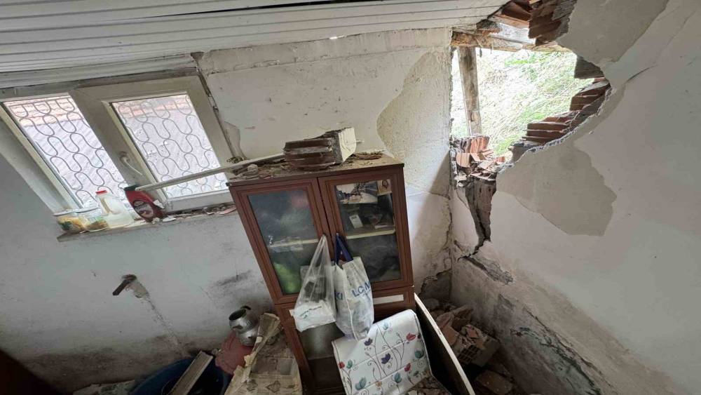 Heyelanda kaya par&ccedil;alarının isabet ettiği ev hasar g&ouml;rd&uuml;
