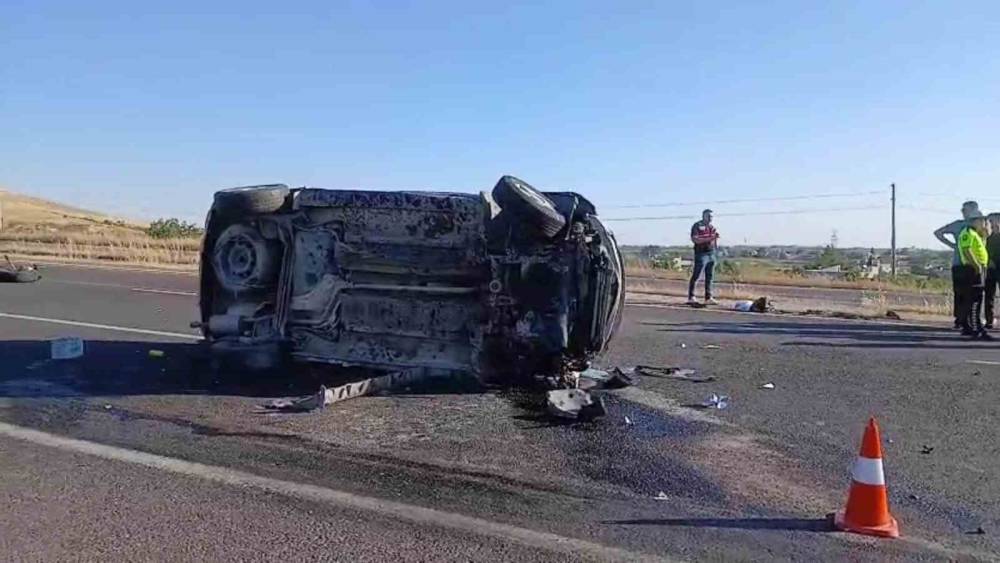 Şanlıurfa&rsquo;da feci kaza: 2 &ouml;l&uuml;, 2 yaralı
