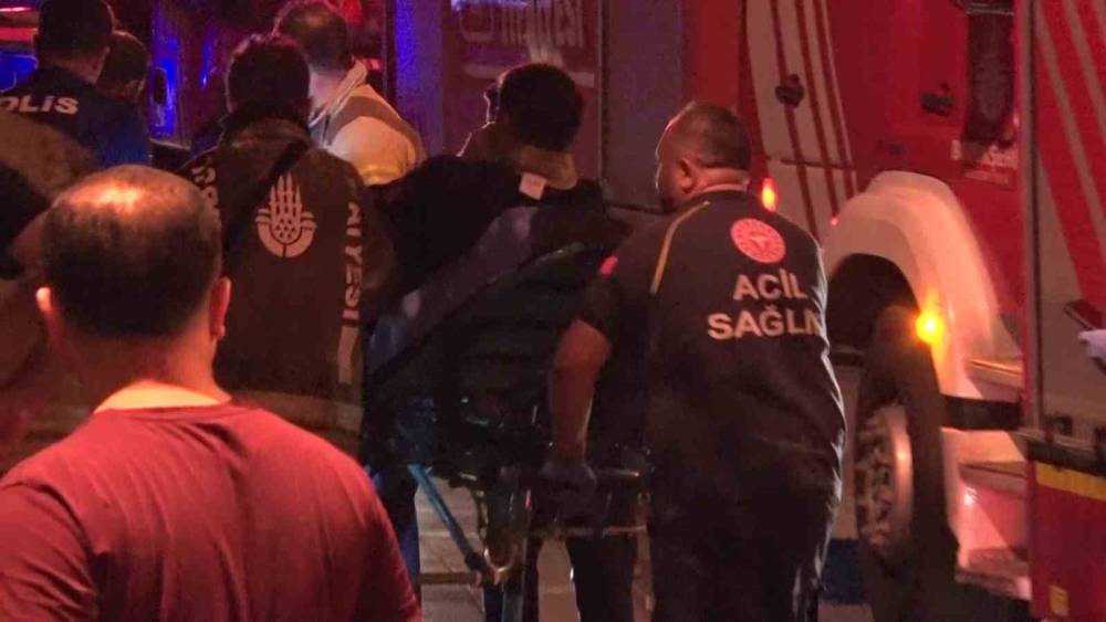 Fatih&rsquo;te 4 katlı binada &ccedil;ıkan yangında bir itfaiye eri yaralandı
