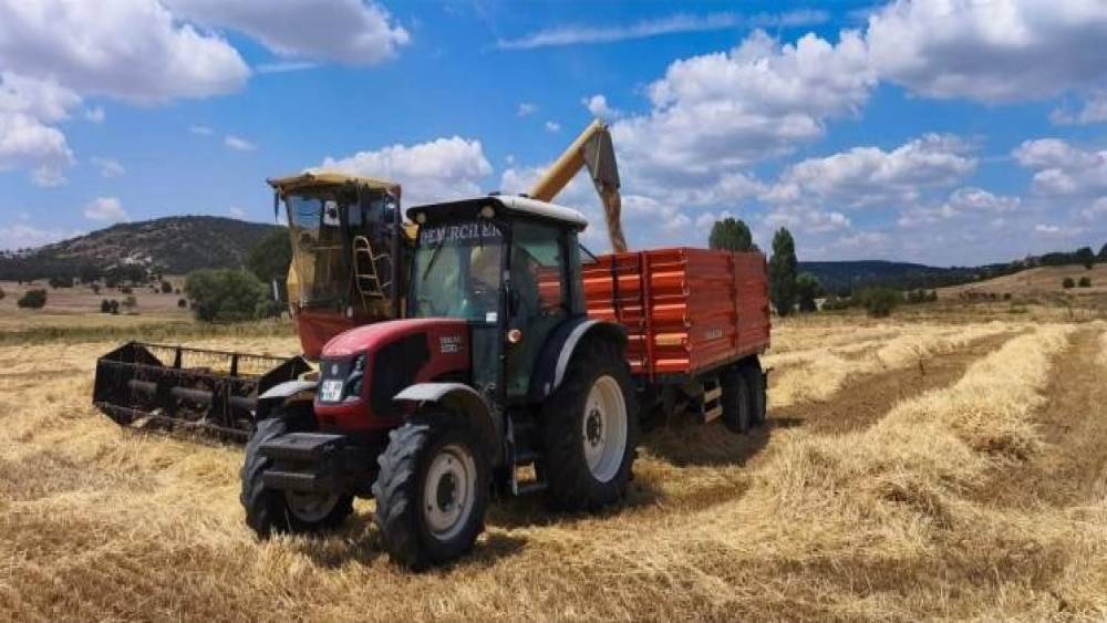 K&uuml;tahya&rsquo;da demonstrasyon parsellerinde ilk arpa hasadı yapıldı
