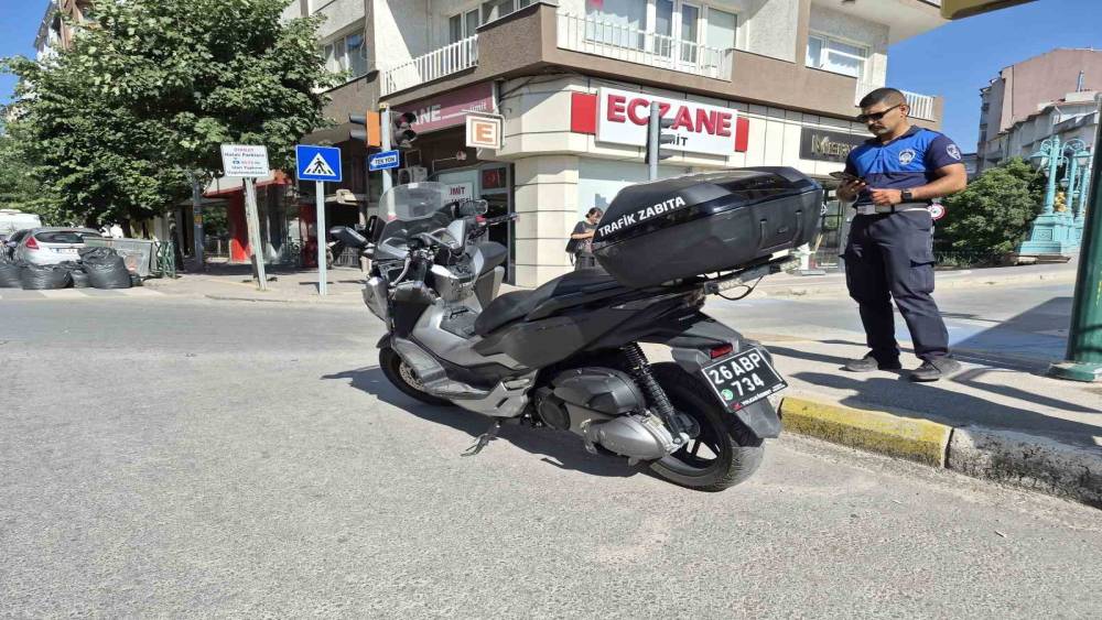 Otomobille &ccedil;arpışan motosikletli trafik zabıtası yaralandı
