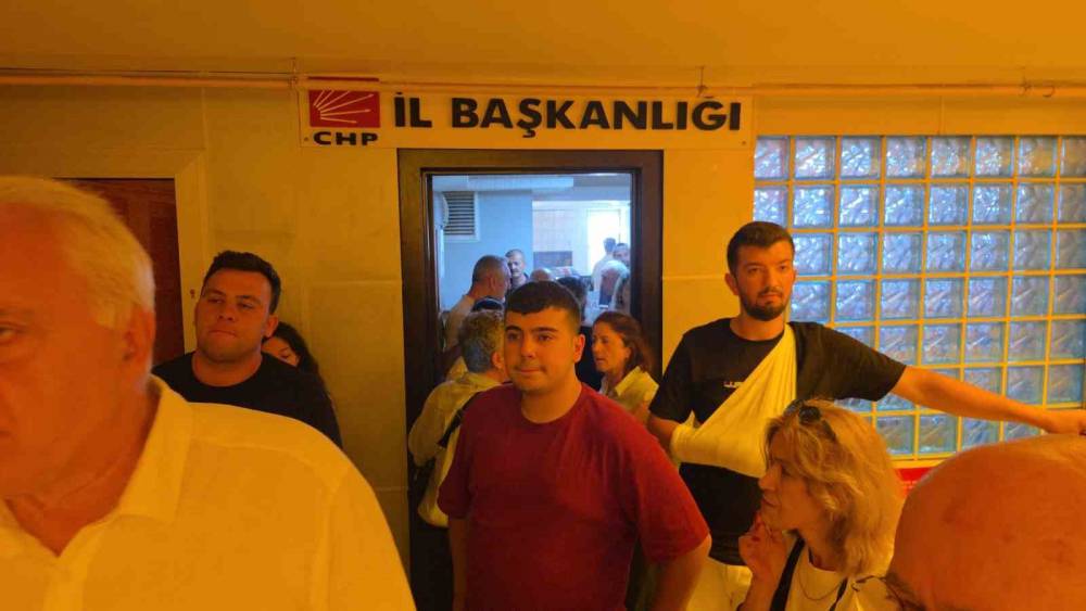 G&ouml;revden alınan CHP Samsun y&ouml;netimi il binasını boşalttı

