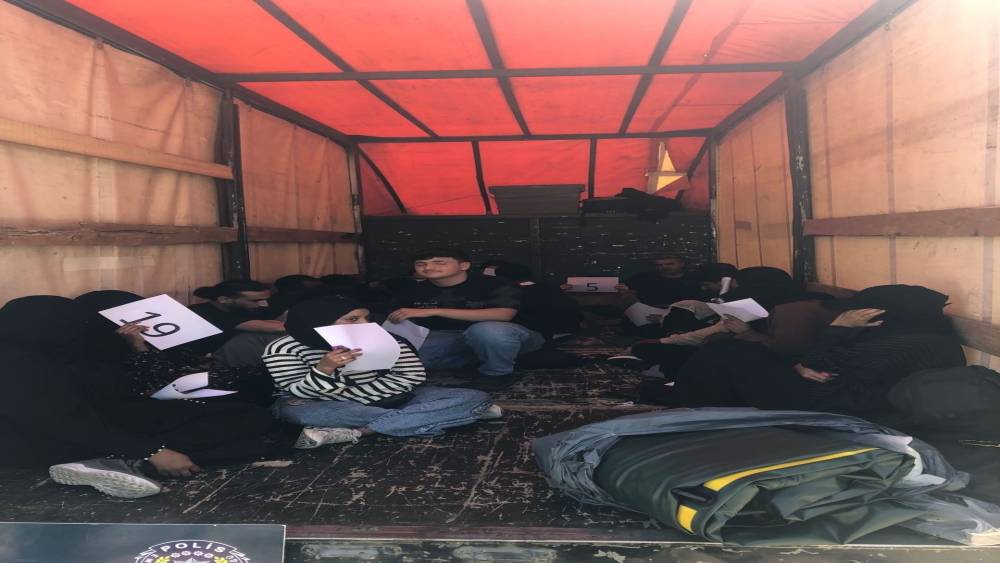 Edirne&rsquo;de kapalı kasa kamyonette 20 d&uuml;zensiz g&ouml;&ccedil;men yakalandı
