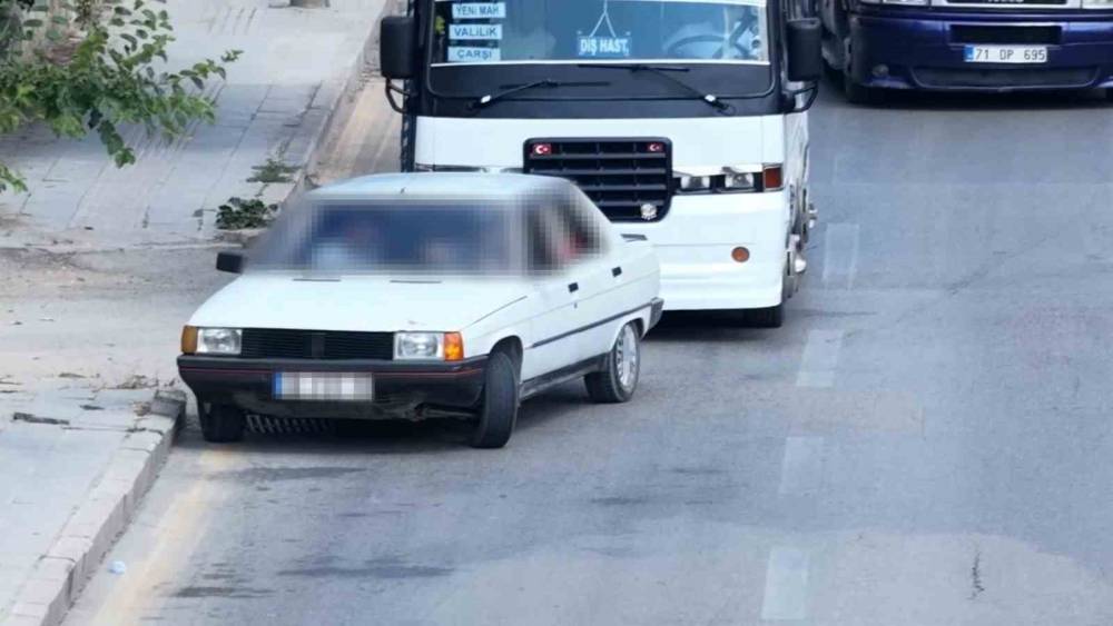 Ehliyetsiz s&uuml;r&uuml;c&uuml;n&uuml;n ka&ccedil;ış planını dron bozdu: Hem s&uuml;r&uuml;c&uuml;ye hem ara&ccedil; sahibine ceza

