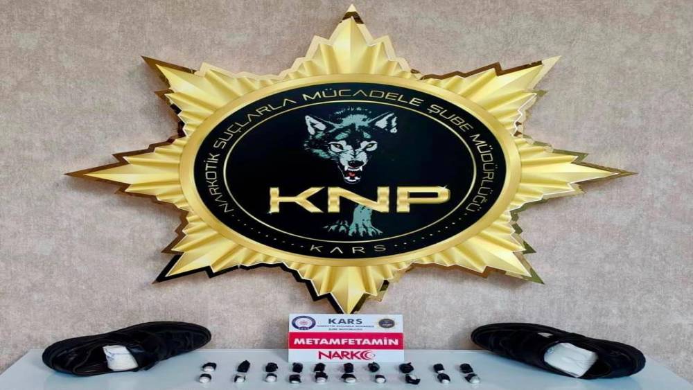 Ayakkabı tabanına zulaladı: Kars&rsquo;ta otob&uuml;ste 123,61 gram metamfetamin ele ge&ccedil;irildi
