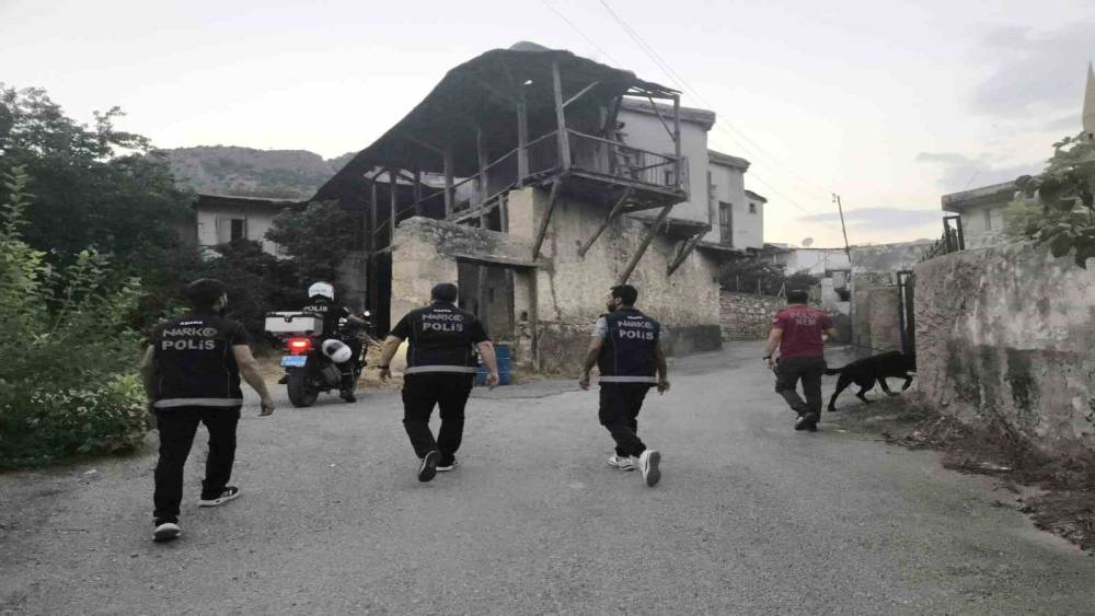 Kozan&rsquo;da narkotik uygulamasında aranan ter&ouml;r &ouml;rg&uuml;t&uuml; &uuml;yesi yakalandı
