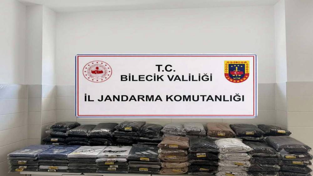 Yolcu otob&uuml;s&uuml;nde 750 bin liralık ka&ccedil;ak giyim ele ge&ccedil;irildi
