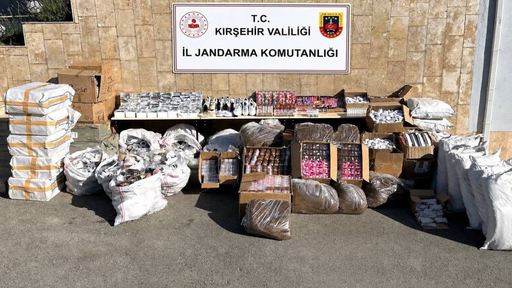 Kırşehir&rsquo;de tırda 12.5 TL&rsquo;lik g&uuml;mr&uuml;k ka&ccedil;ağı eşya ele ge&ccedil;irildi
