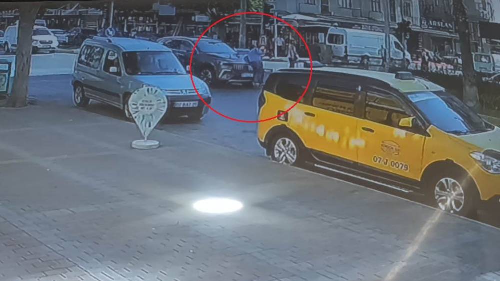 Otomobilin &ccedil;arptığı kadın metrelerce savruldu
