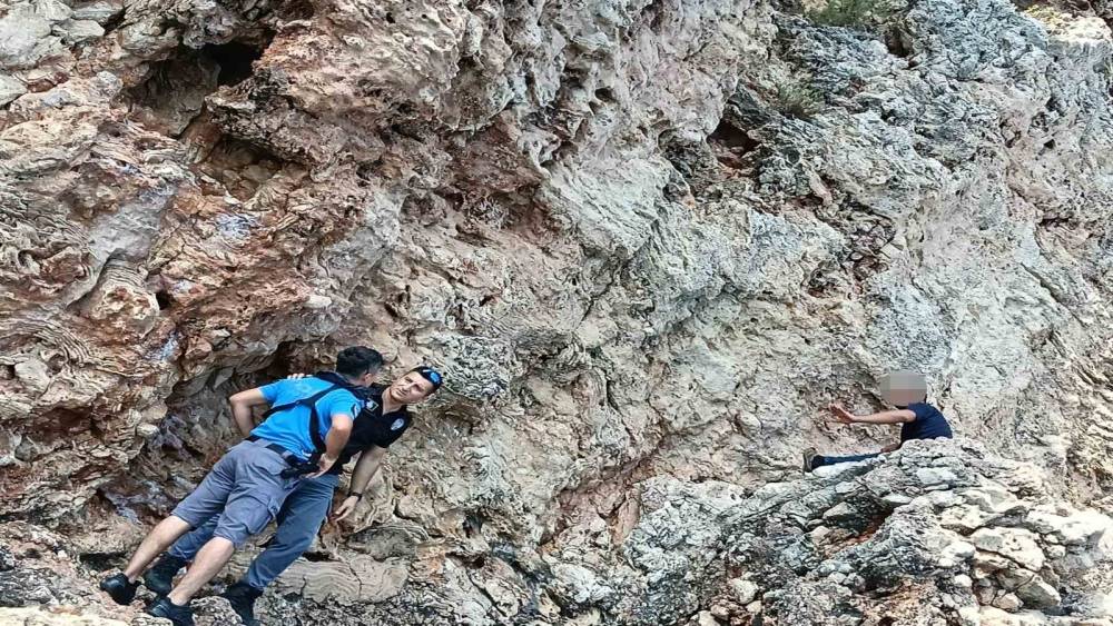 Falezlerin denizle buluştuğu kayalıklara &ccedil;ıktı, ekipleri alarma ge&ccedil;irdi
