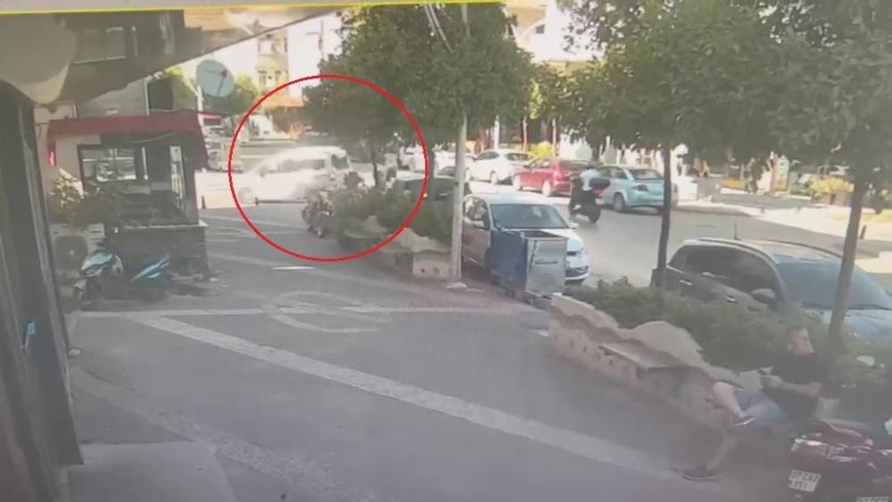 Hafif ticari ara&ccedil;la motosikletin &ccedil;arpışma anı kamerada: 1 yaralı
