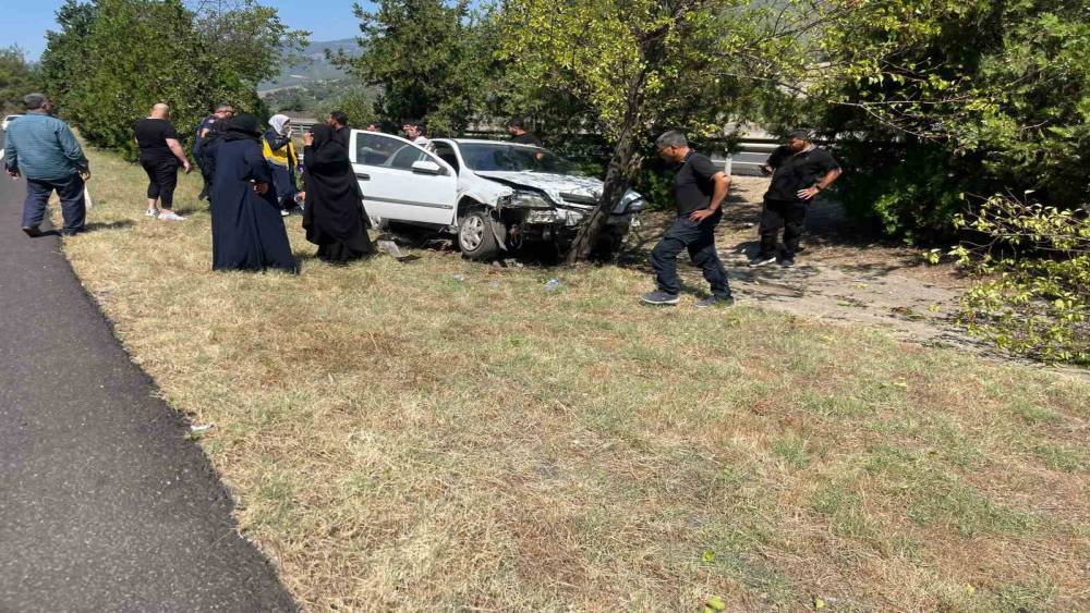 Osmaniye&rsquo;de otomobil ağaca &ccedil;arptı: 1 yaralı
