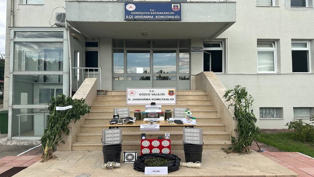 D&uuml;zce&rsquo;de jandarmadan uyuşturucu operasyonu
