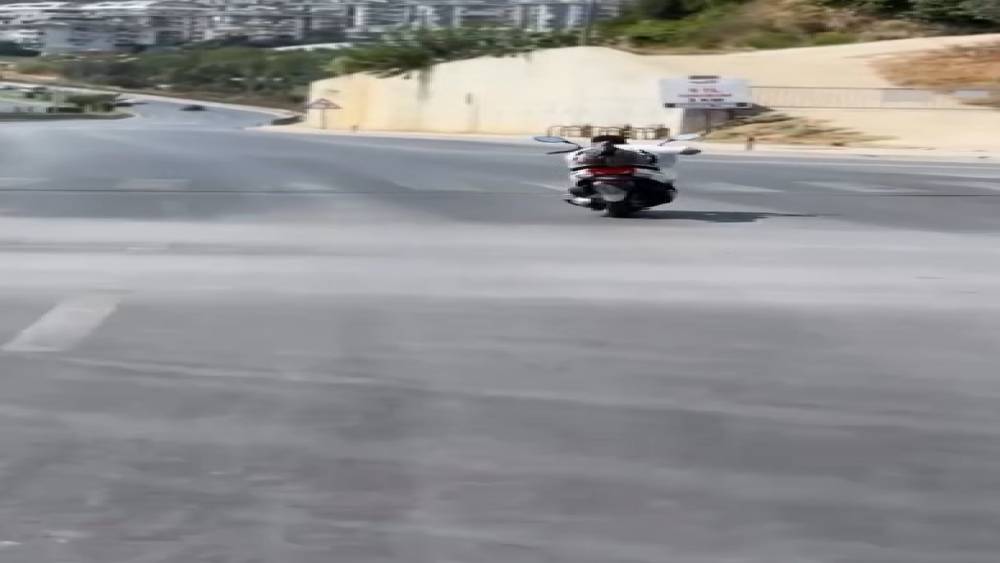 Alanya&rsquo;da motosikletlinin tehlikeli hareketleri kamerada
