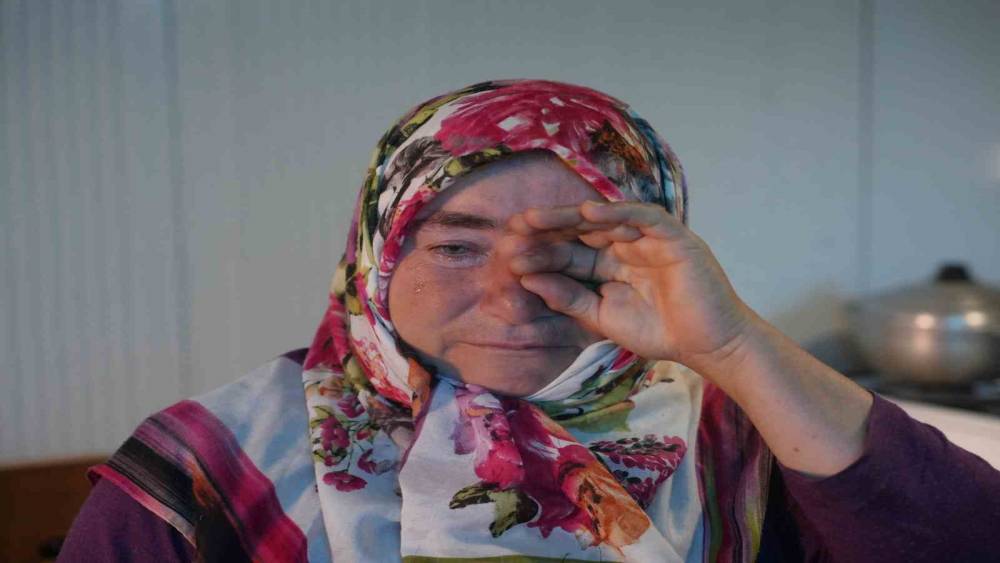 Evleri k&uuml;le d&ouml;nd&uuml;, yardım parasıyla ev yaptırmak isterken konteynere mahkum oldular
