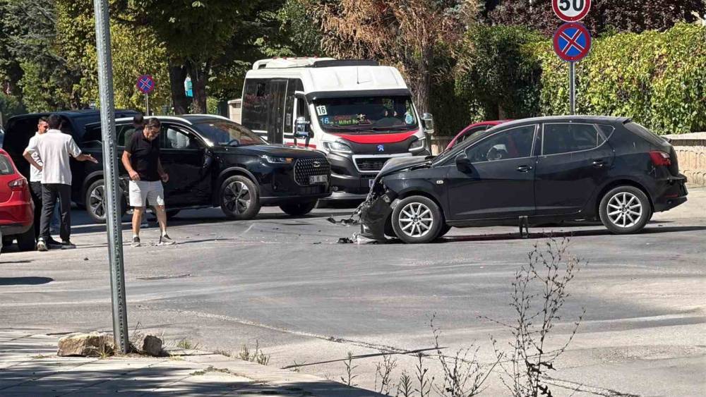 Eskişehir&rsquo;de meydana gelen kazada iki ara&ccedil; kullanılamaz hale geldi
