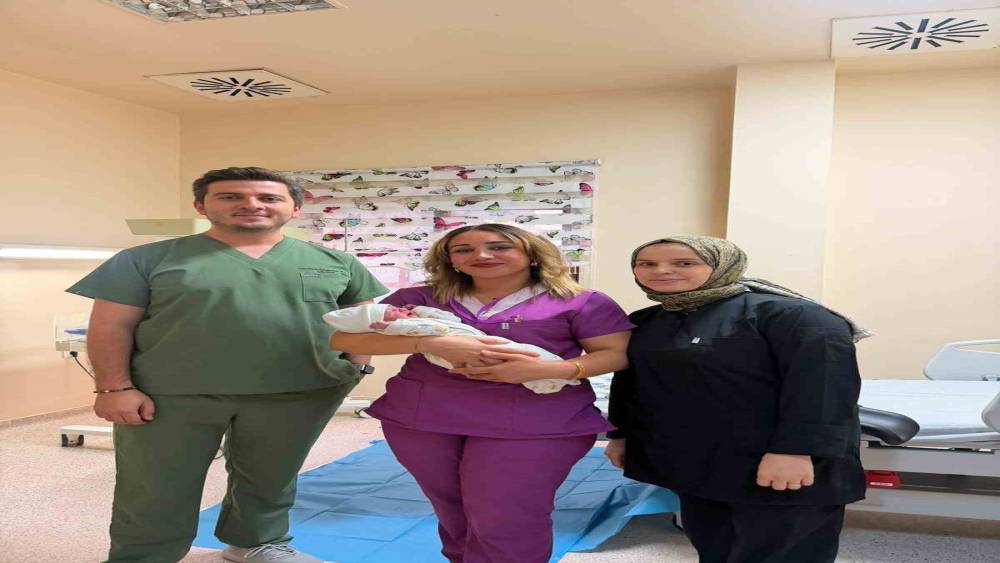 Patnos Devlet Hastanesinde b&uuml;y&uuml;k başarı: İlki sezaryen olan Anne ikinci bebeğini normal doğumla kucağına aldı

