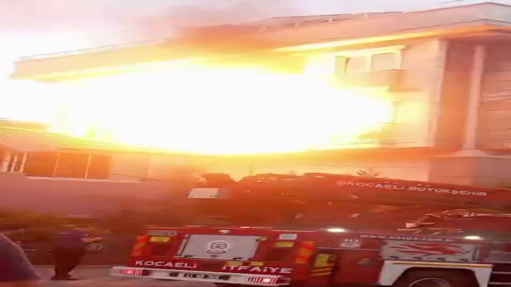 Mutfakta yangın &ccedil;ıktı, doğalgaz bomba gibi patladı
