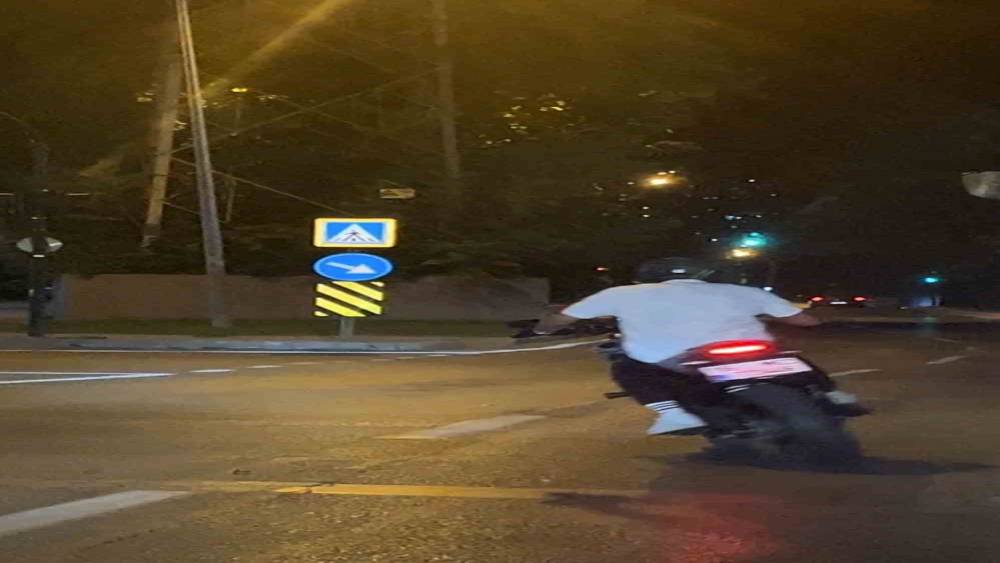 Drift atarak trafiği tehlikeye sokan motosikletli kamerada
