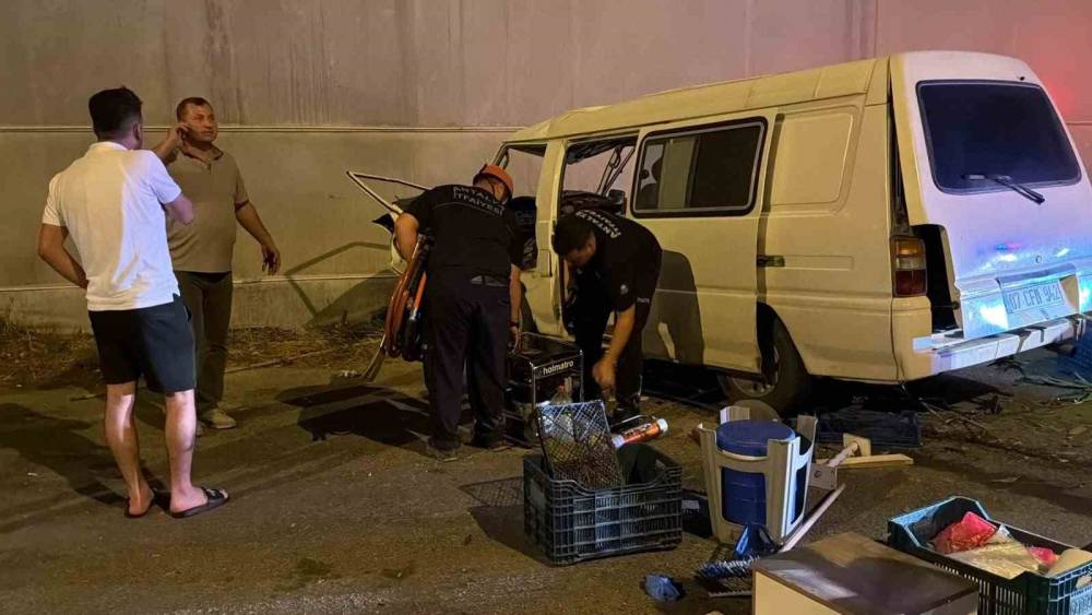 Antalya&rsquo;da panelvan kontrolden &ccedil;ıktı: 1 yaralı

