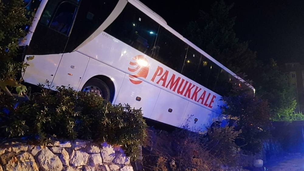 Kırkağa&ccedil;&rsquo;ta yolcu otob&uuml;s&uuml; kaza yaptı: 18 yaralı
