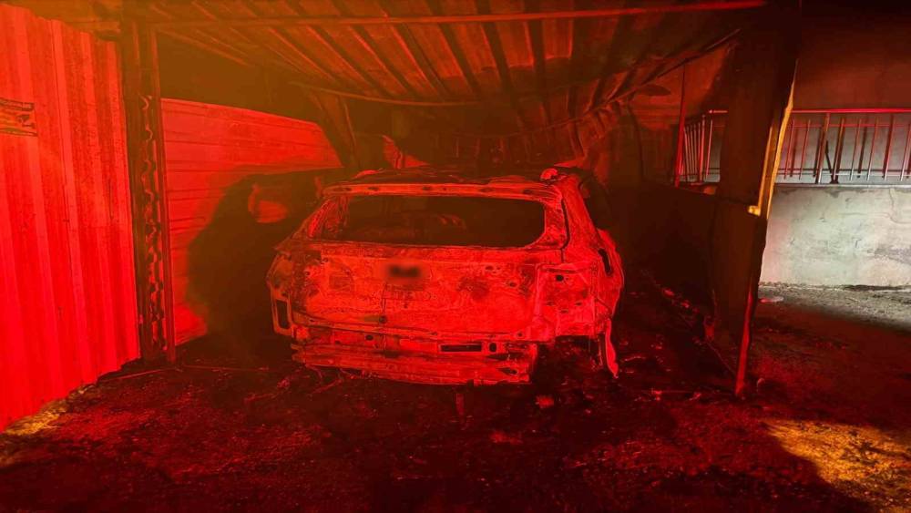 &Uuml;zerine ge&ccedil;irdiği &ccedil;&ouml;p poşetiyle gelip otomobili kundakladı: Yangın 3 katlı binaya sı&ccedil;radı
