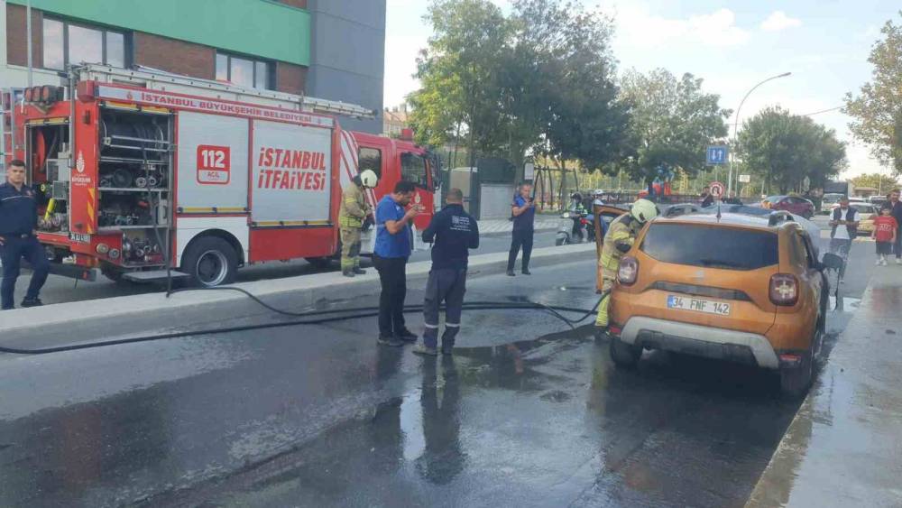 Avcılar&rsquo;da park halindeki ara&ccedil; alev alev yandı
