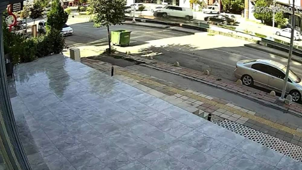 Malatya&rsquo;da minib&uuml;s&uuml;n karşı şeride ge&ccedil;tiği kazada motokurye saniyelerle kurtuldu
