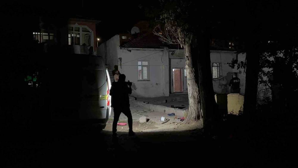 Evinde bı&ccedil;aklı saldırıya uğrayan 12 yaşındaki &ccedil;ocuk yaralandı
