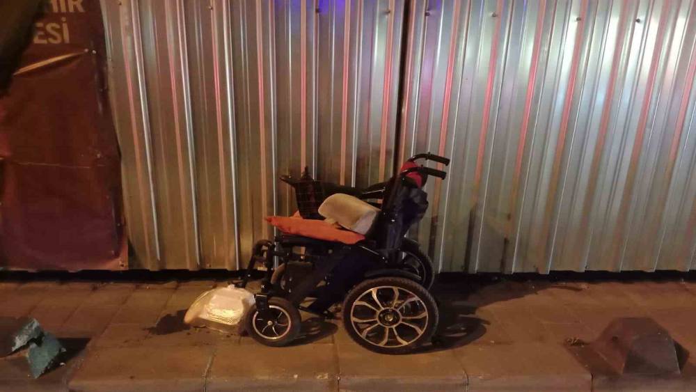 Tekerlekli sandalyesiyle karşıya ge&ccedil;erken otomobilin &ccedil;arptığı engelli vatandaş hayatını kaybetti
