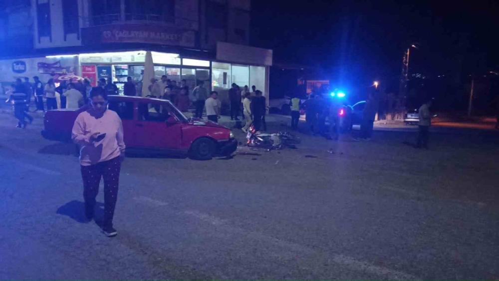 Otomobil ile motosiklet &ccedil;arpıştı: 3 yaralı
