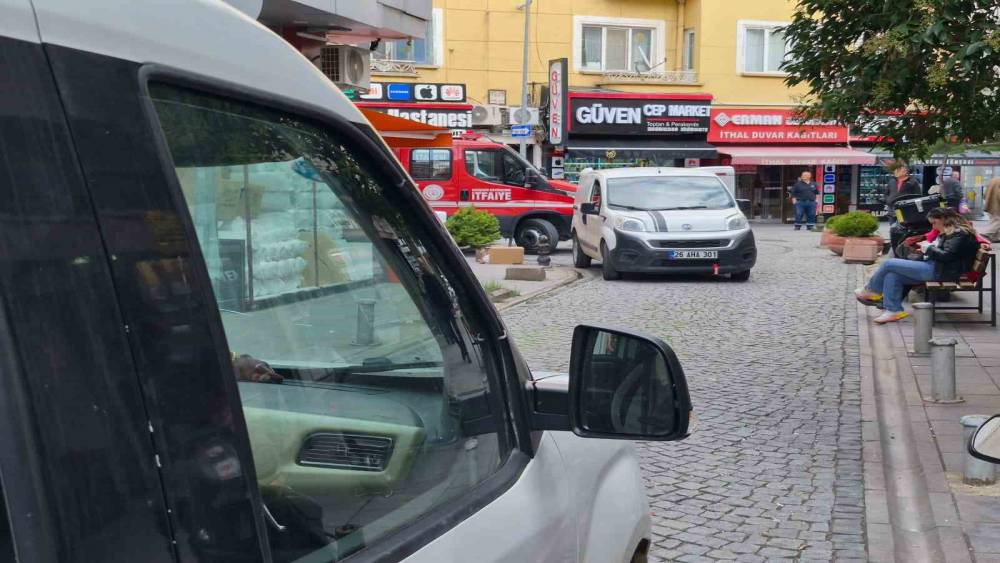 Ara sokakta duraklayan ara&ccedil;lar itfaiyeye engel oldu
