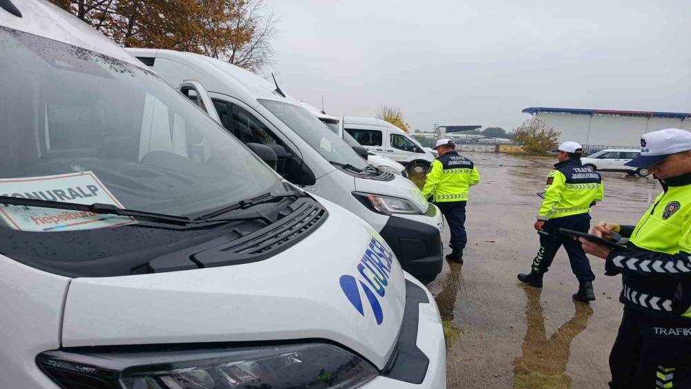 D&uuml;zce&rsquo;de okul servis ara&ccedil;ları sıkı denetleniyor
