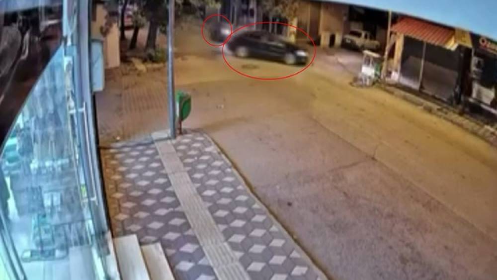 Adıyaman&rsquo;da 1&rsquo;i ağır 2 kişinin yaralandığı motosiklet kazasının kamera kaydı ortaya &ccedil;ıktı
