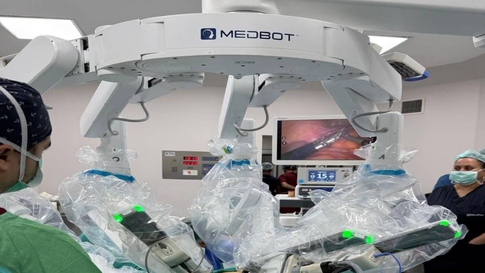 BA&Uuml;N Hastanesinde ilk robotik cerrahi ameliyatı başarıyla yapıldı

