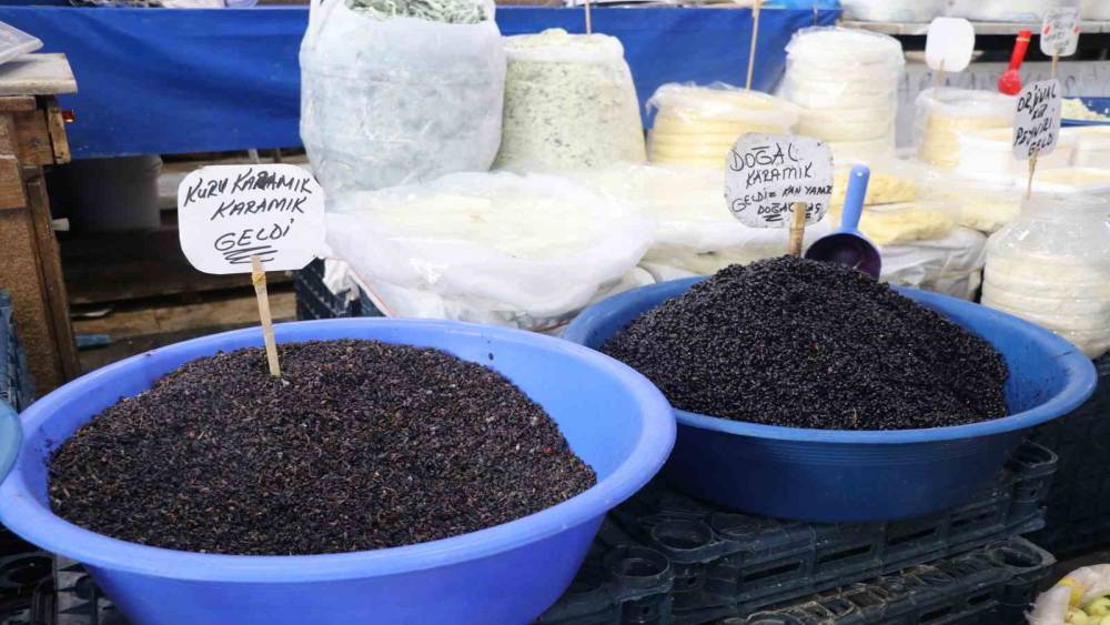 Bir&ccedil;ok derde deva karamuk meyvesi tezgahlardaki yerini aldı
