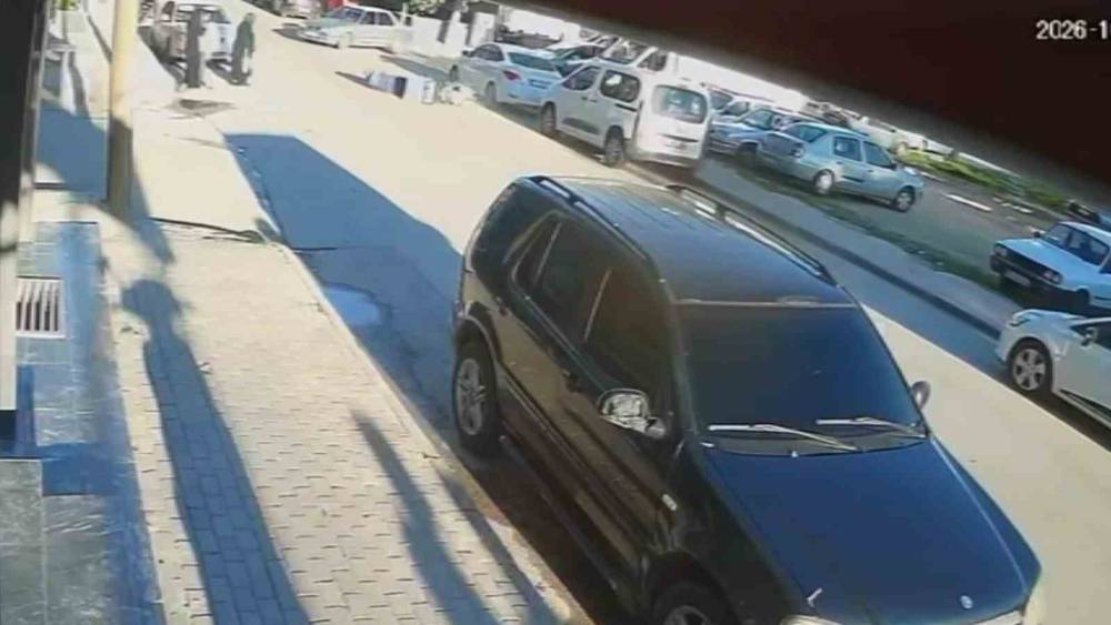 Devrilen motokurye metrelerce s&uuml;r&uuml;klenip otomobile &ccedil;arptı: O anlar kamerada
