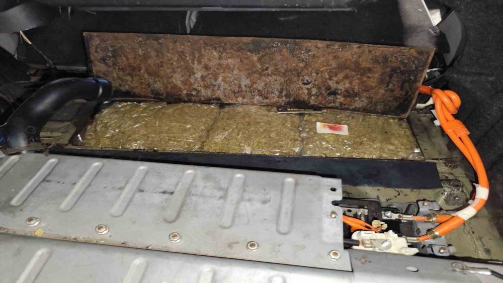Ak&uuml;n&uuml;n altına gizlenen 4 kilo 560 kilo esrar ele ge&ccedil;irildi
