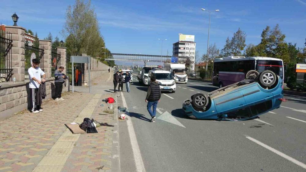 Kastamonu&rsquo;da otomobil takla attı, 3 kişi burnu bile kanamadan kurtuldu
